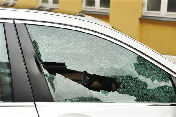 Read more about the article Aurora Emergency Windshield Replacement